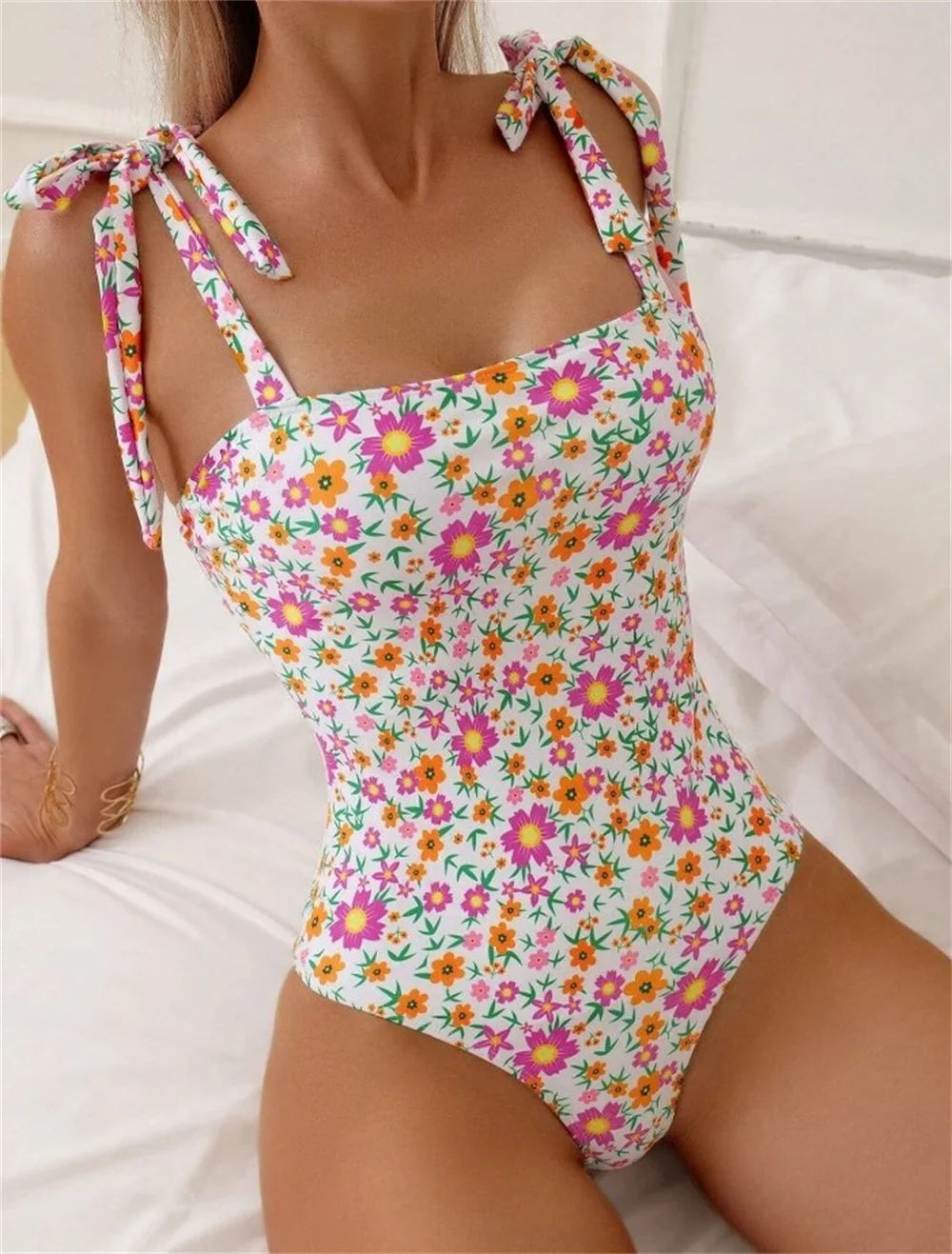 Bañador con florecitos y tirantes anudados