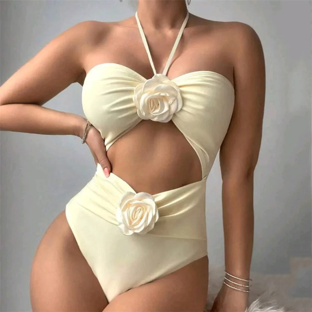 Bañador con rosas y abertura en panza