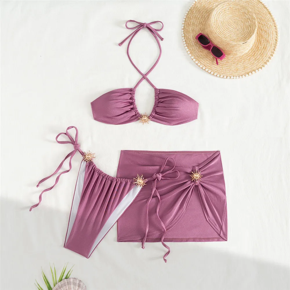 Biquini morado con minifalda y sol metálico