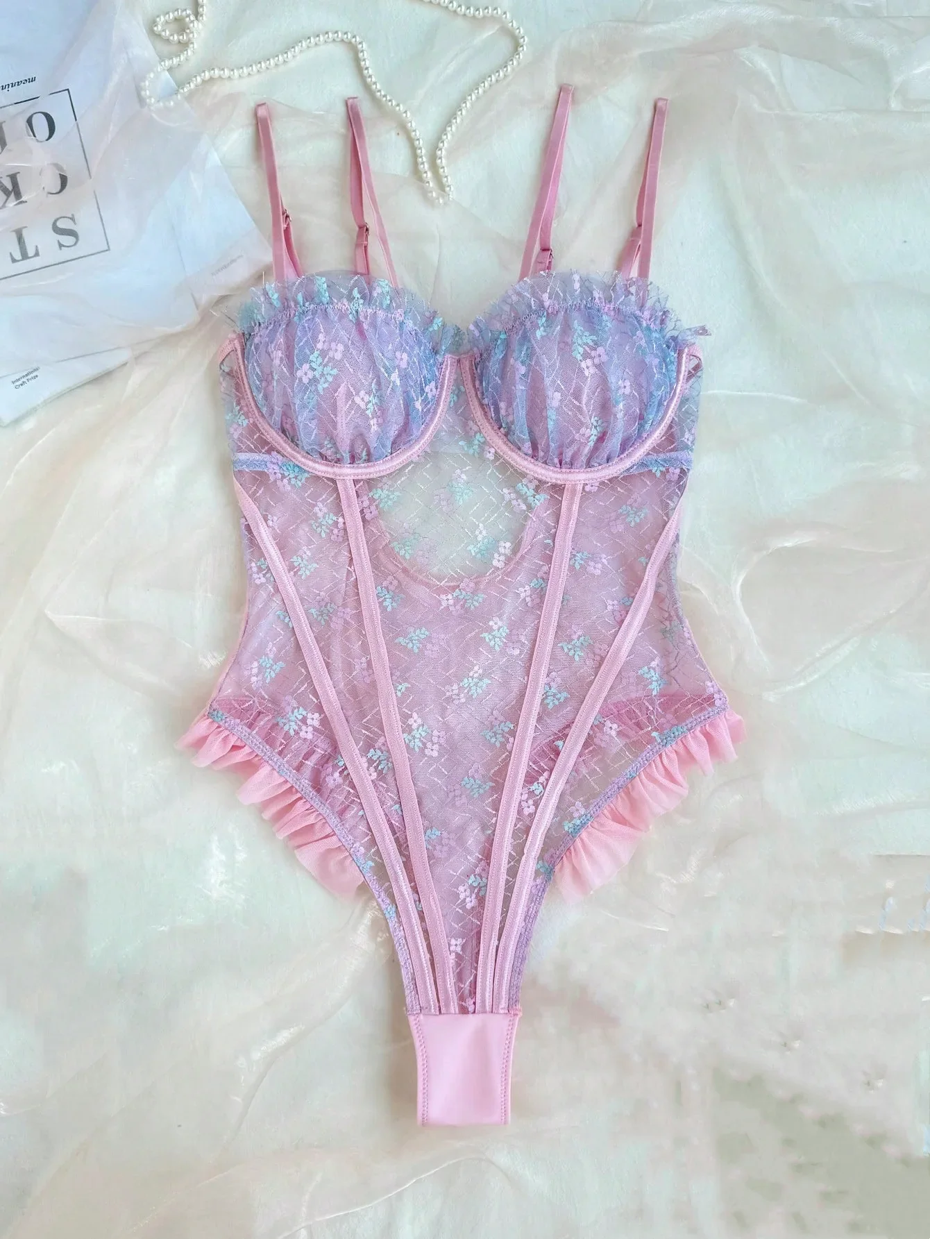 Body de encaje rosa con volantes y tirantes dobles - Image 6