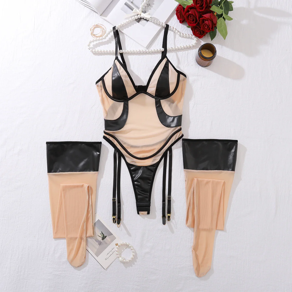 Body de malla transparente con medias y ribete de cuero sintético - Image 7