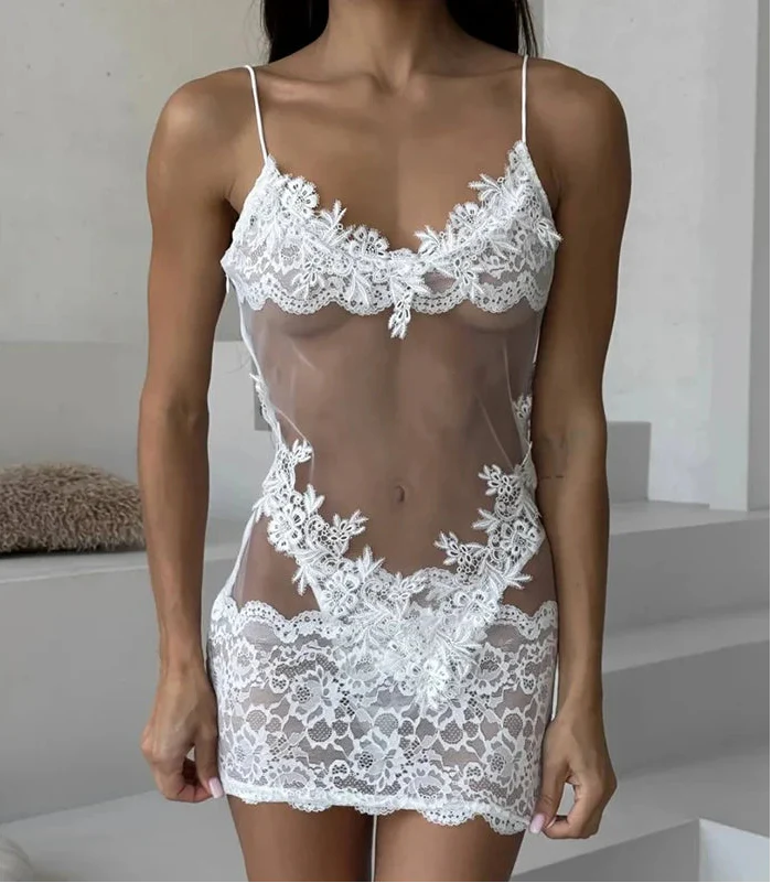 Camisón transparente con ribete de encaje blanco
