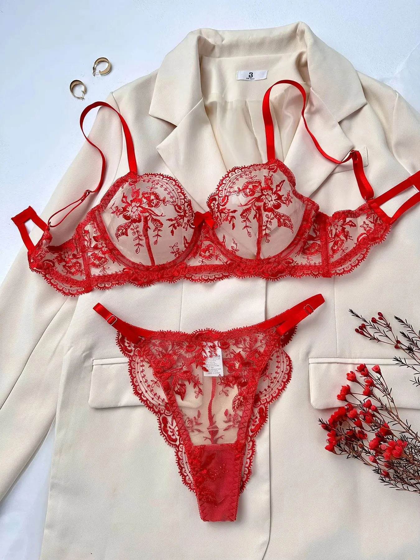 Conjunto de lencería de encaje con bordado Zuri - Image 3