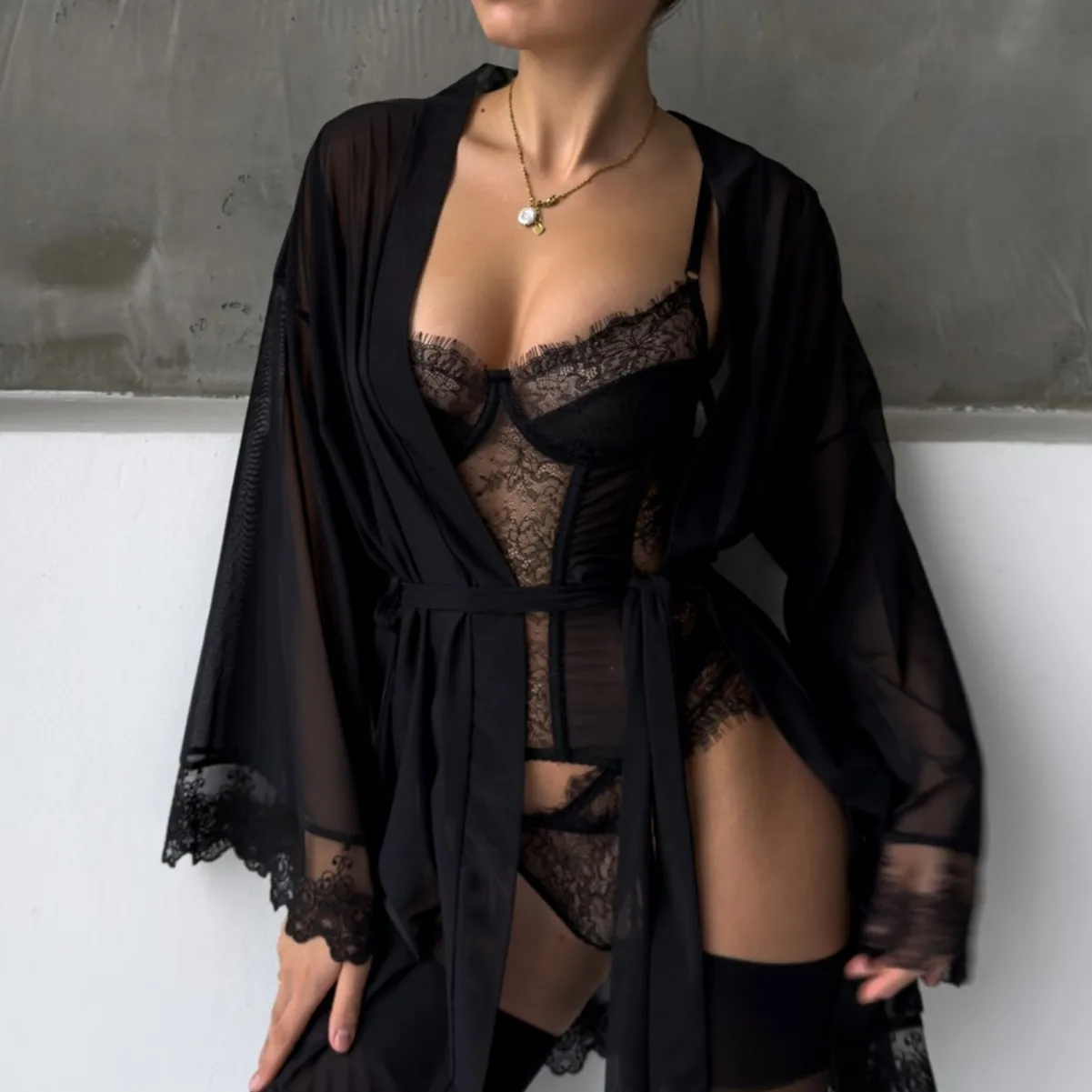 Conjunto de lencería de encaje con medias Anastasia - Image 5