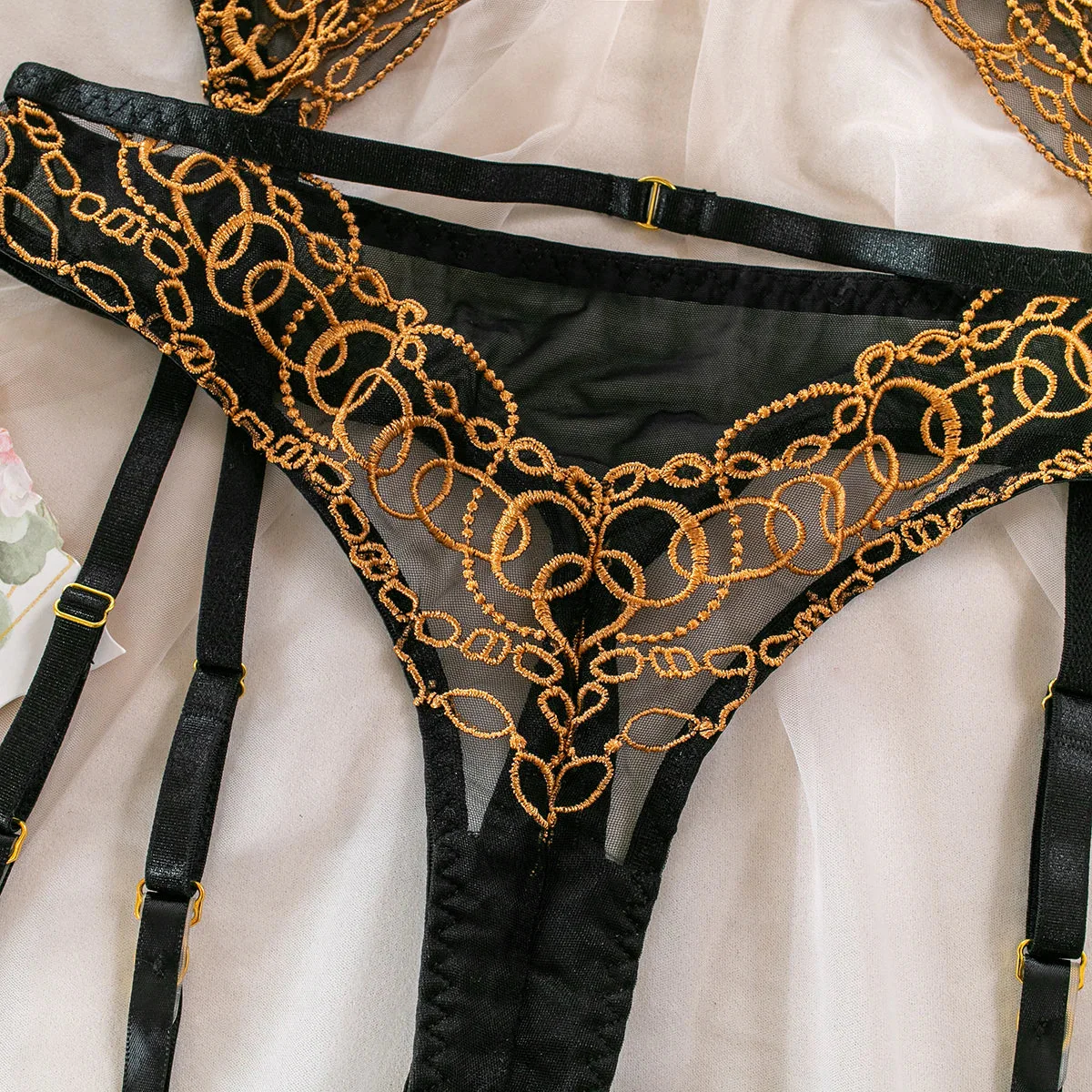 Conjunto de lencería de encaje con ribete dorado Darcy - Image 10