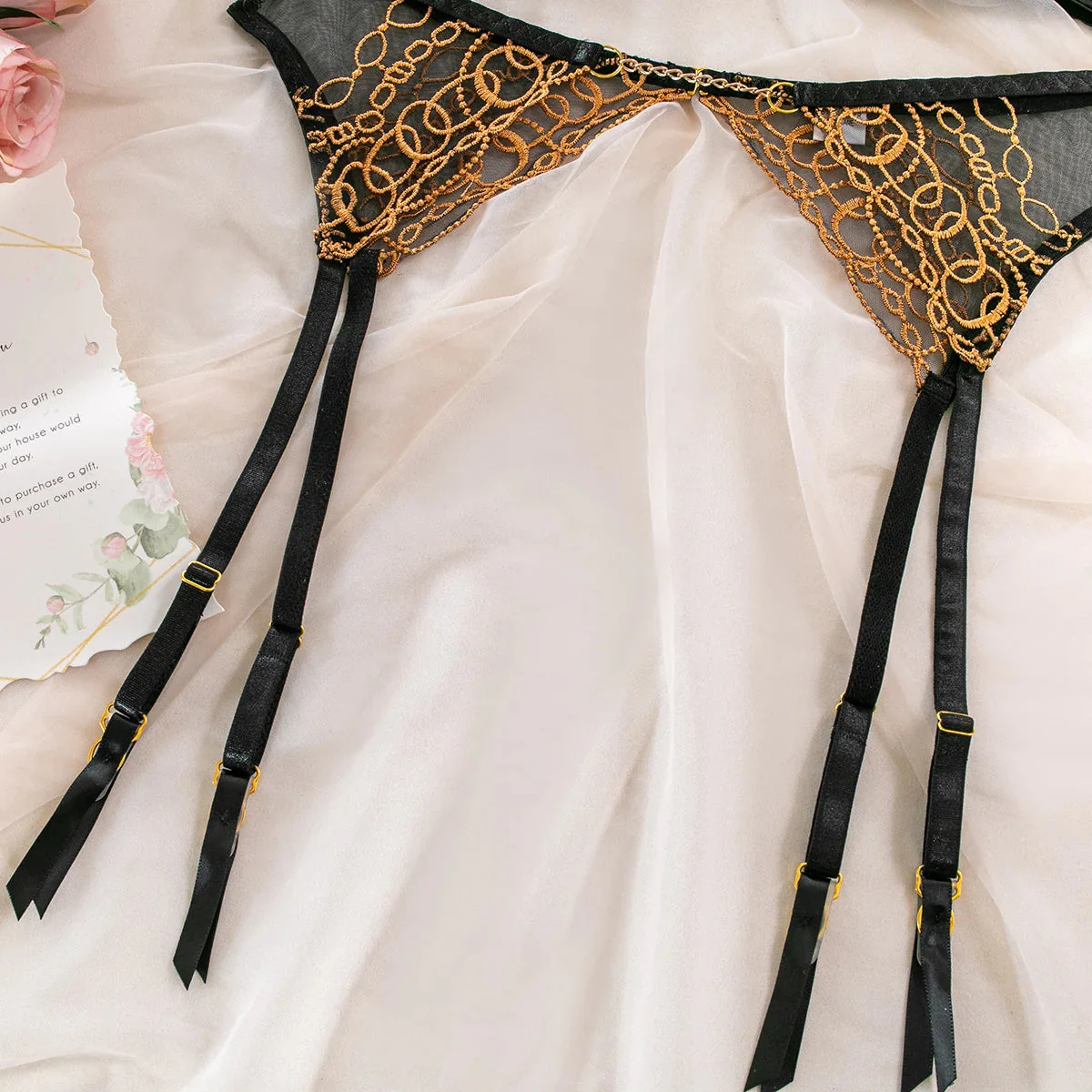 Conjunto de lencería de encaje con ribete dorado Darcy - Image 8