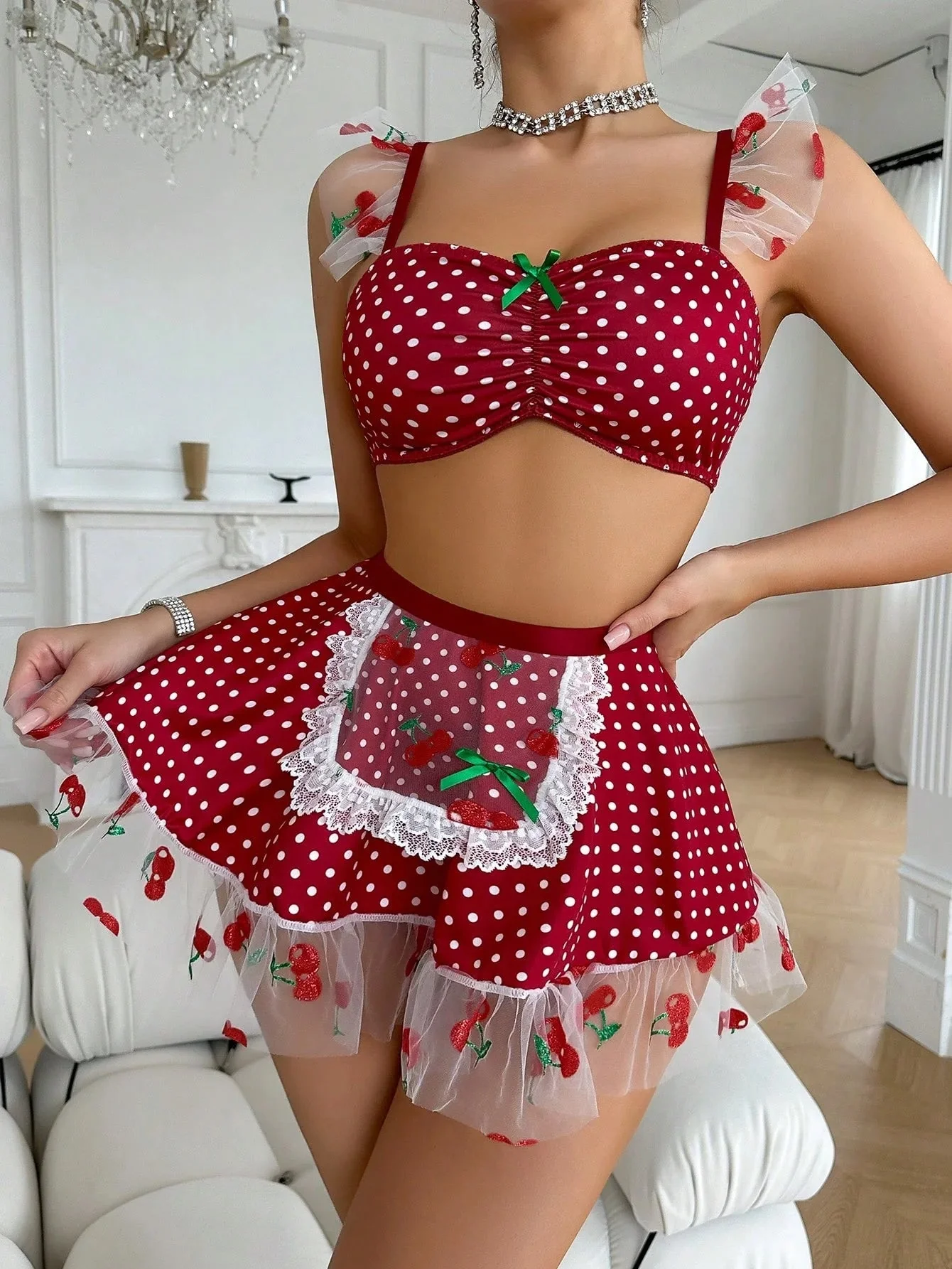 Disfraz con diseño de lunares y minifalda