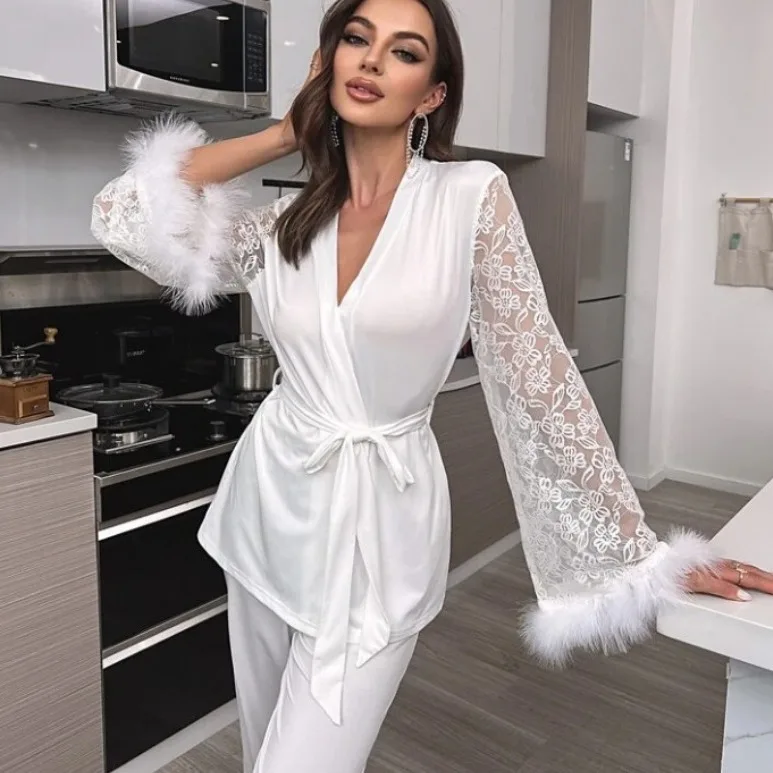Pijama elegante con ribete de encaje y plumas