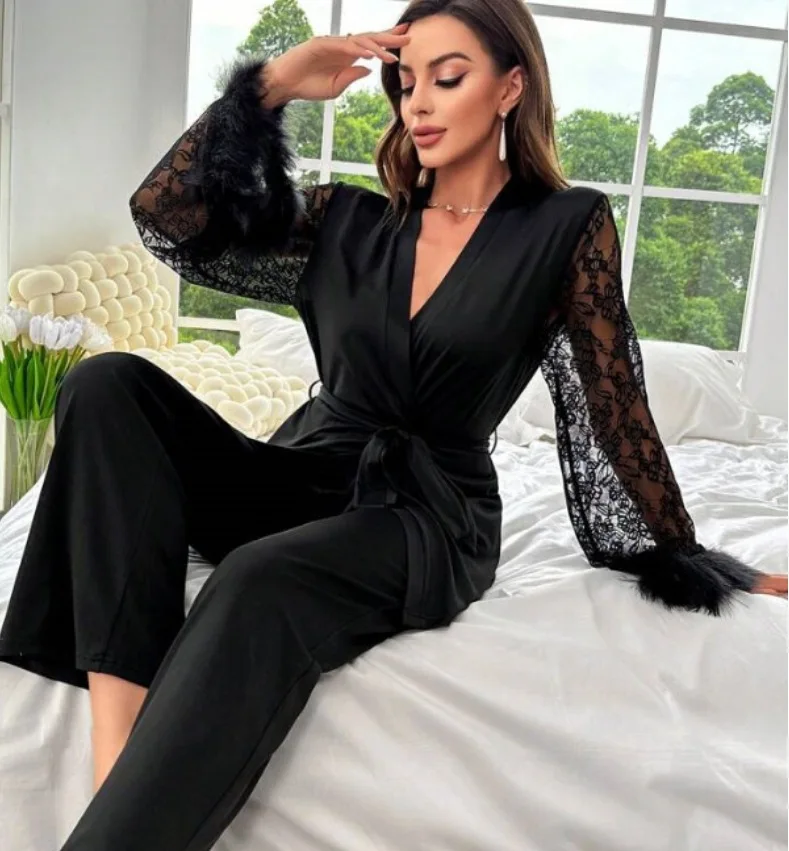 Pijama elegante con ribete de encaje y plumas - Image 2