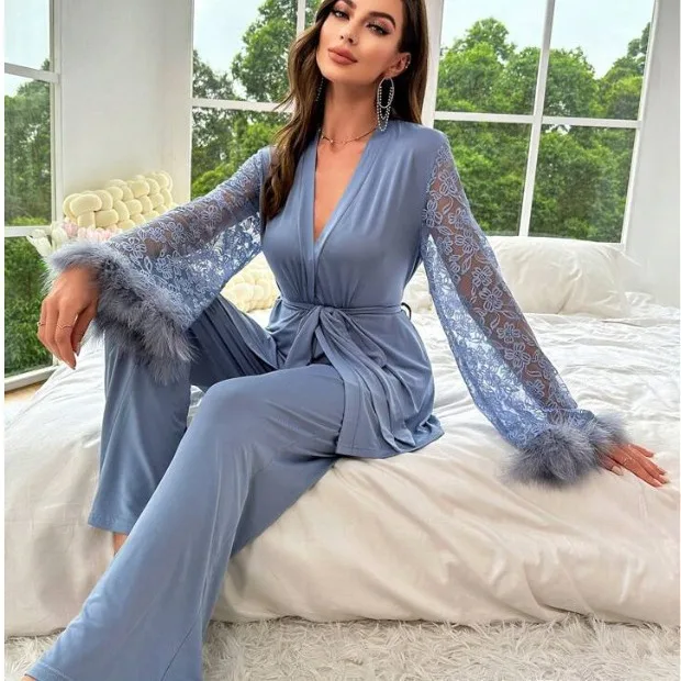 Pijama elegante con ribete de encaje y plumas - Image 3