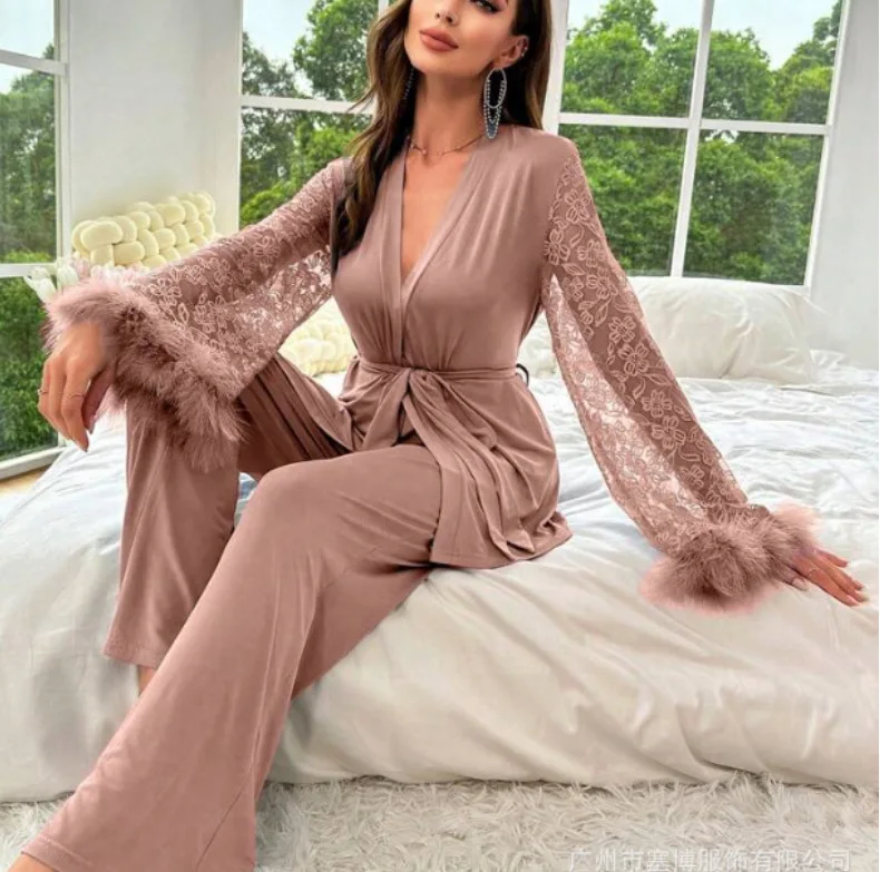 Pijama elegante con ribete de encaje y plumas - Image 4