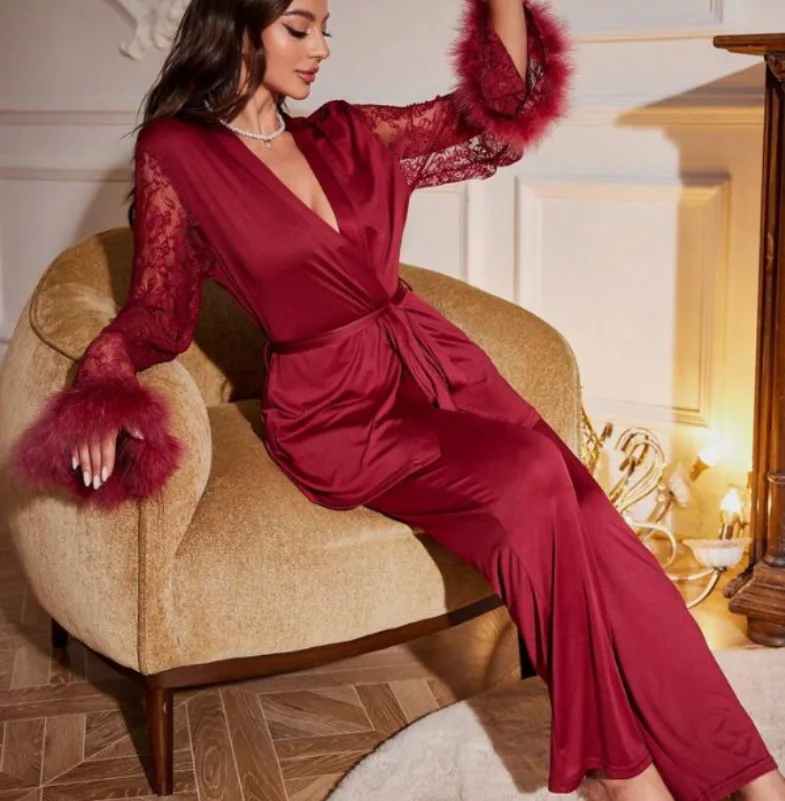 Pijama elegante con ribete de encaje y plumas - Image 5