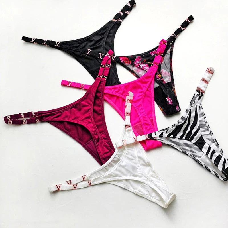 Tanga con detalles metálicos