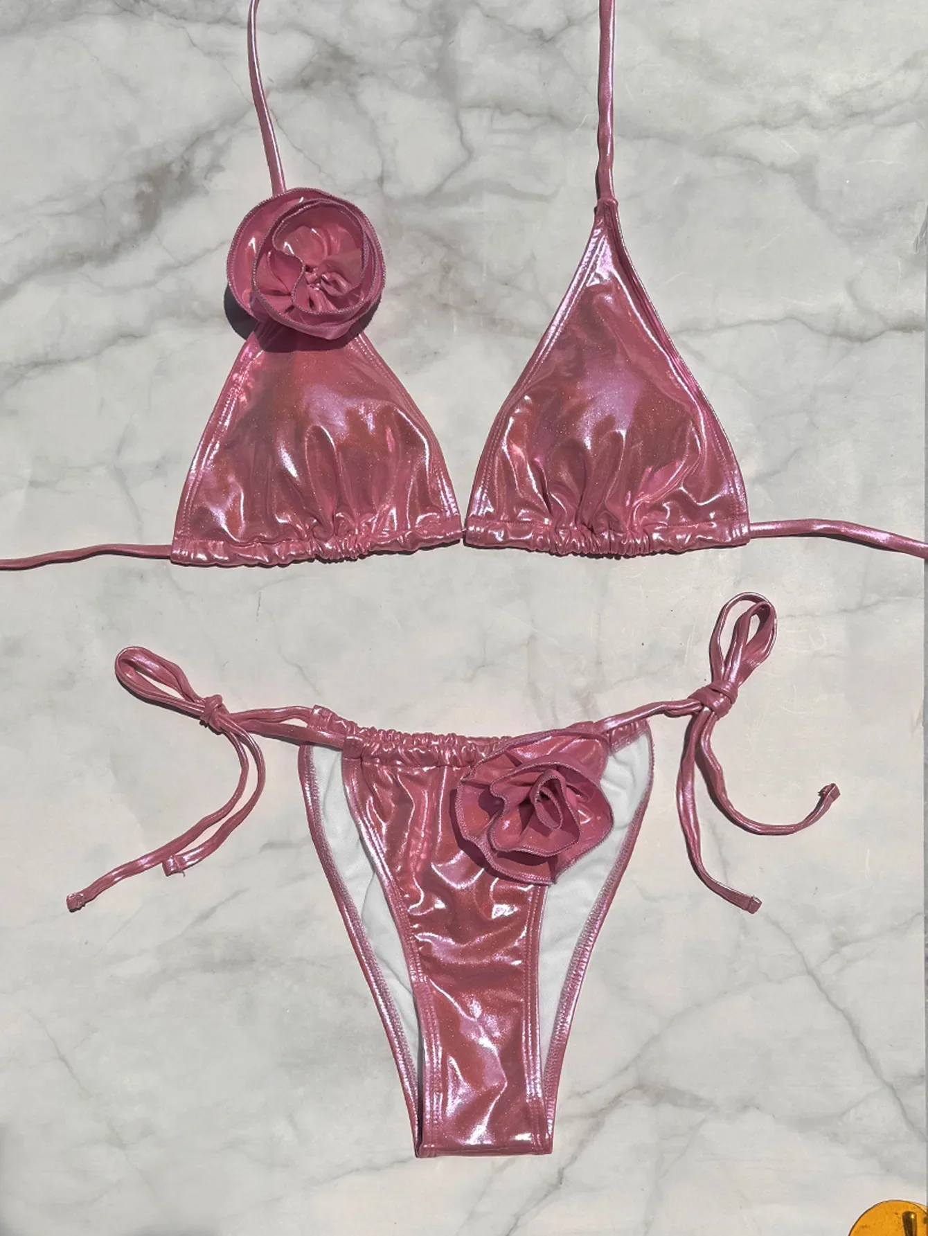 Traje de baño de dos piezas con efecto metálico y rosas - Image 10
