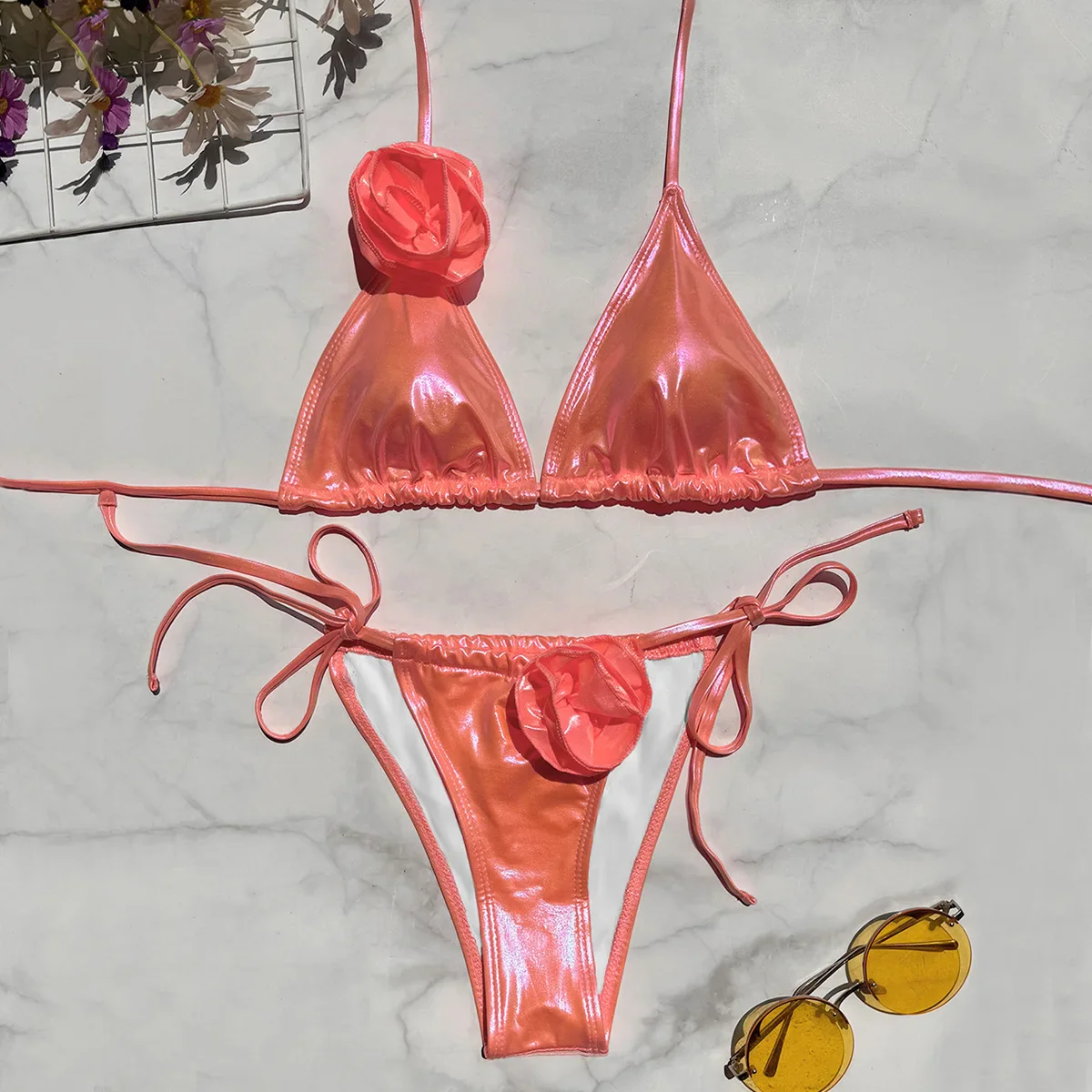 Traje de baño de dos piezas con efecto metálico y rosas - Image 4