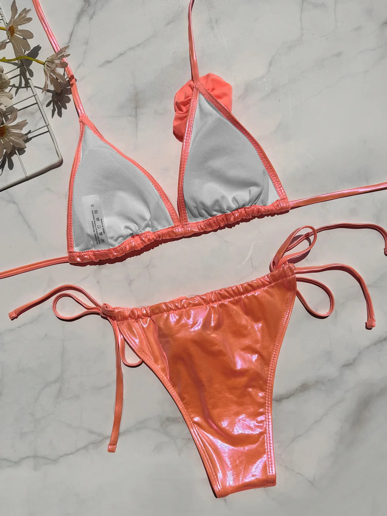 Traje de baño de dos piezas con efecto metálico y rosas - Image 5