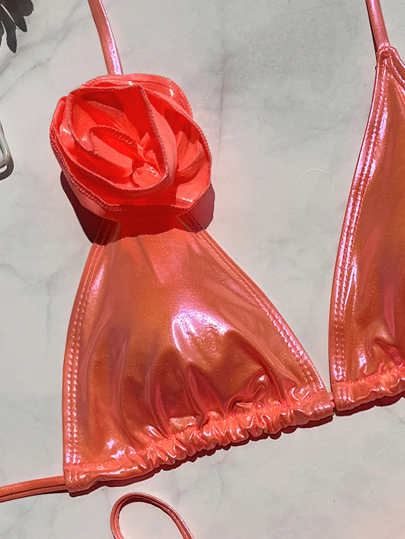 Traje de baño de dos piezas con efecto metálico y rosas - Image 6