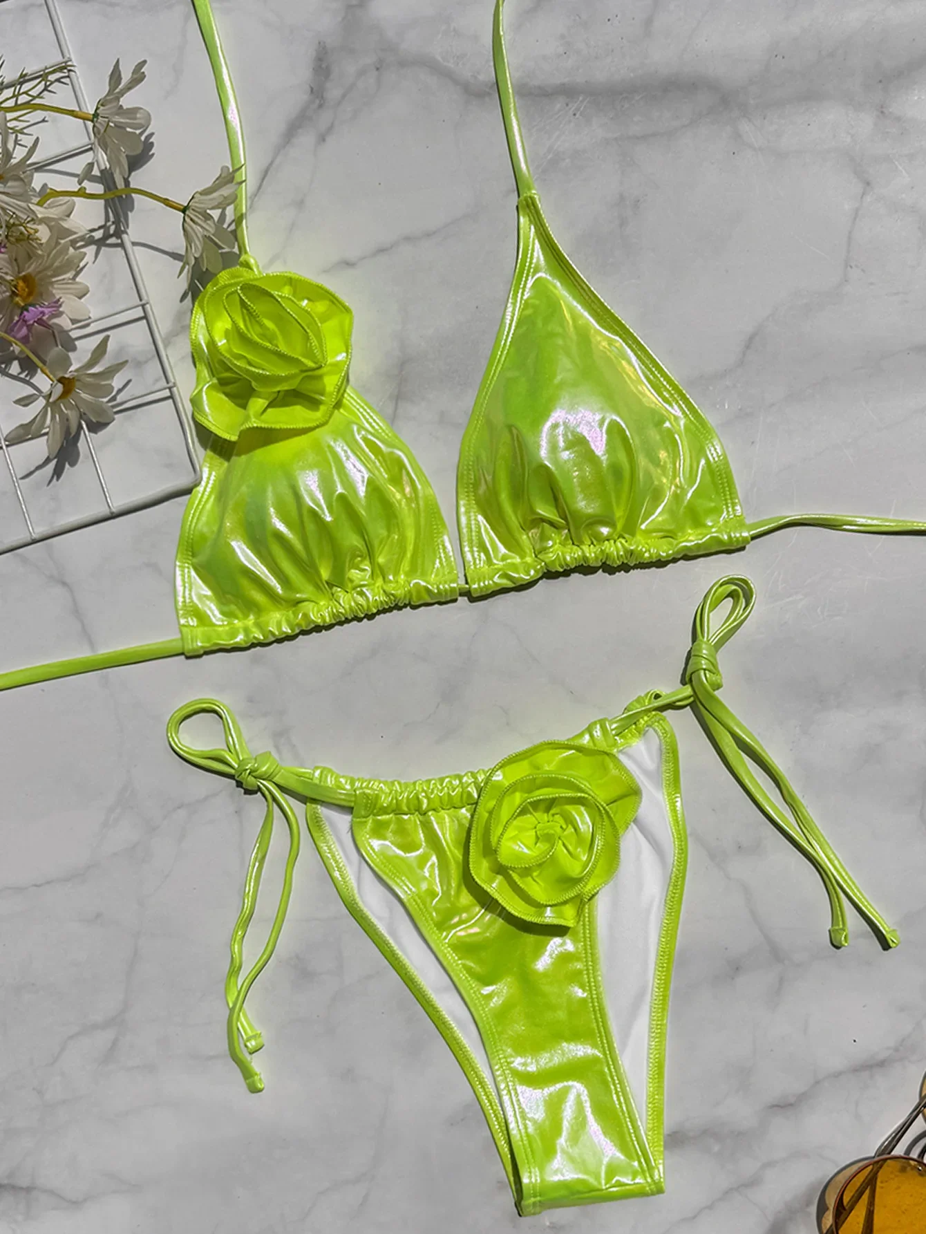 Traje de baño de dos piezas con efecto metálico y rosas - Image 9
