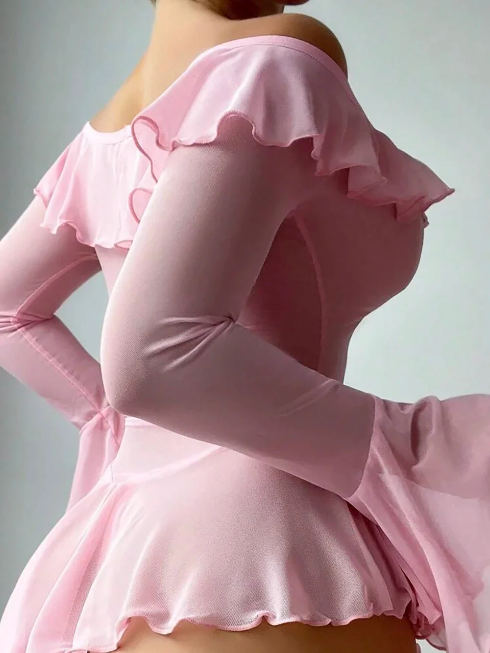 Vestido con hombros descubiertos y volantes - Image 5