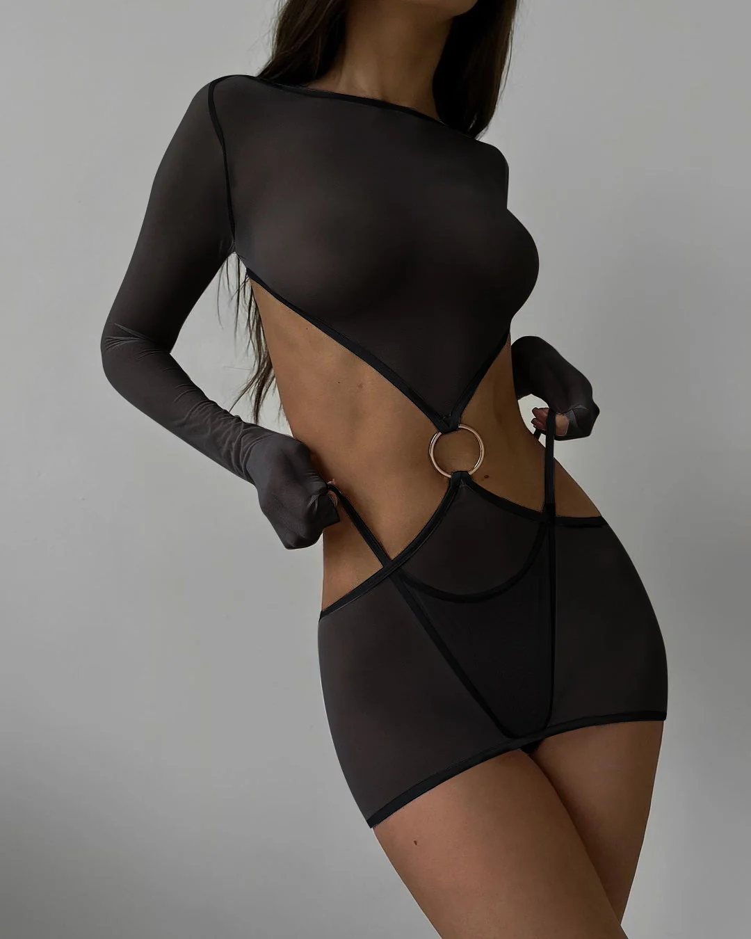 Vestido con recortes y anillo - Image 7