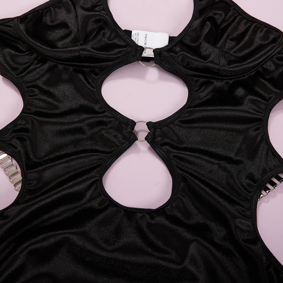 Vestido con recortes y cadenas - Image 8