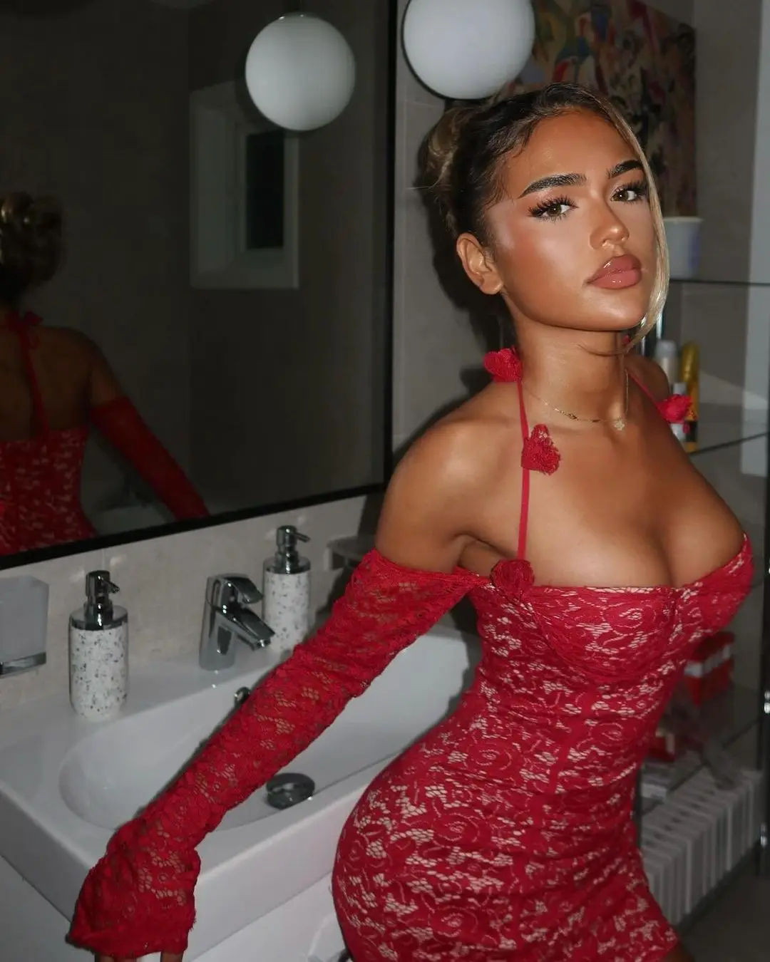 Vestido de encaje con ribete de rosas - Image 3
