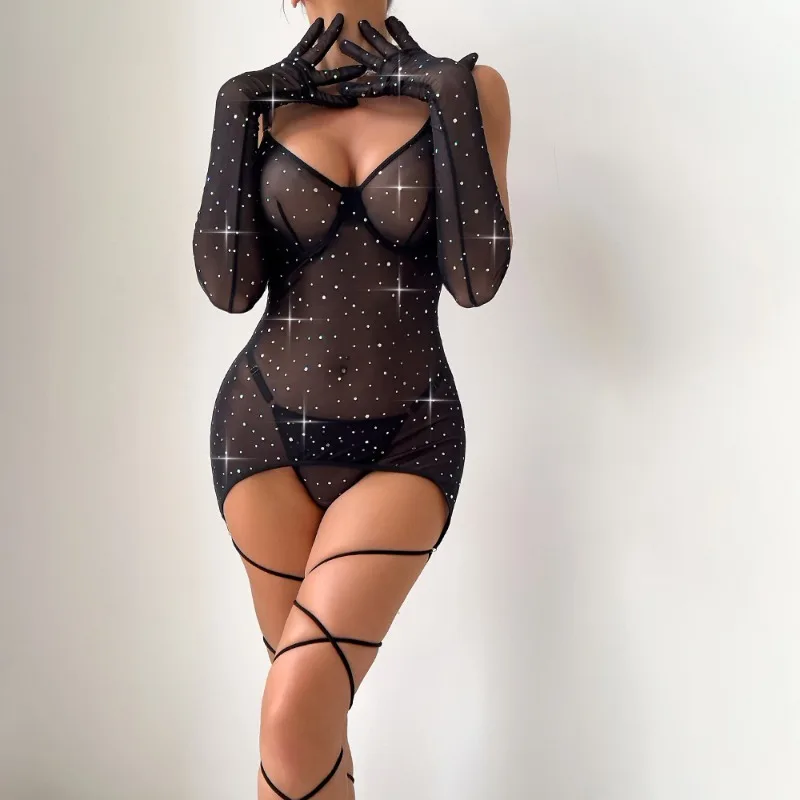 Vestido de malla con guantes y ribete brillante